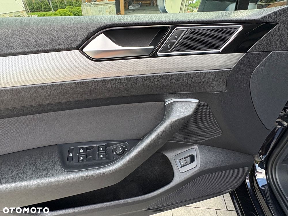 Volkswagen Passat - 30