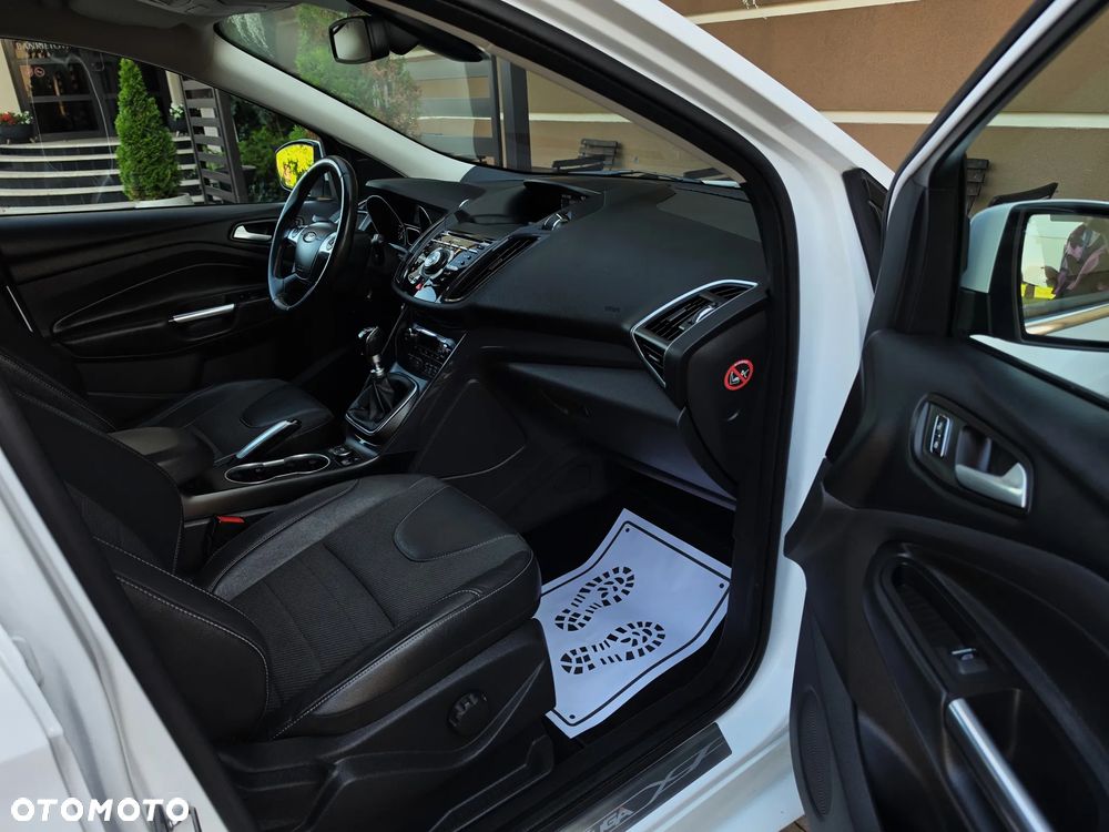 Ford Kuga 2.0 TDCi 2x4 ST-Line - 38
