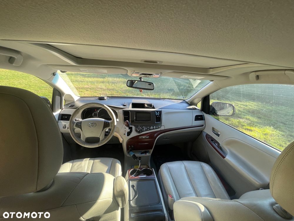 Toyota Sienna - 8