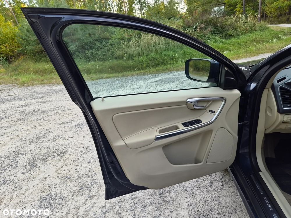 Volvo XC 60 2.4D AWD Momentum - 24