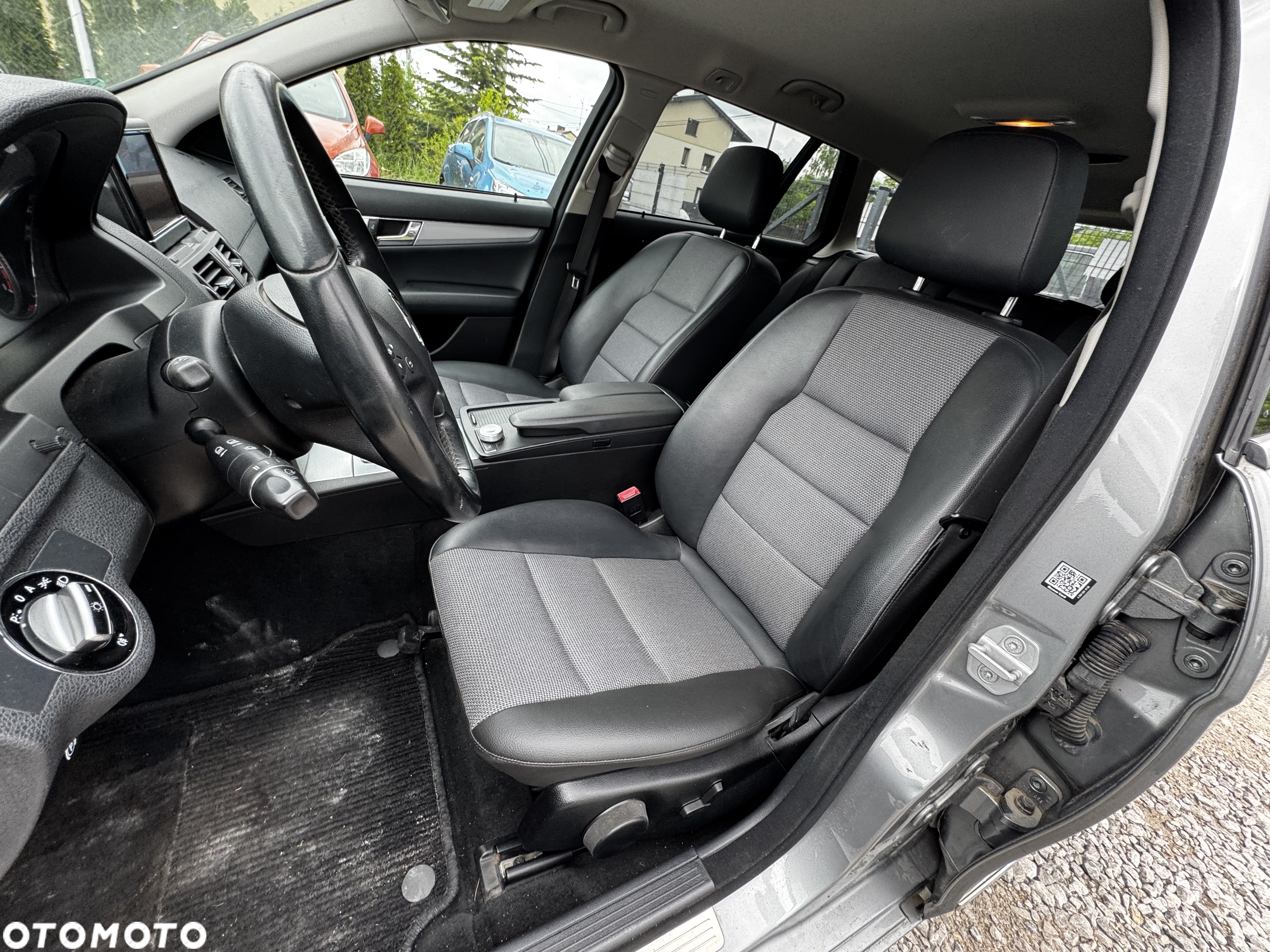 Mercedes-Benz Klasa C 250 CGI T Automatik BlueEFFICIENCY Avantgarde - 32