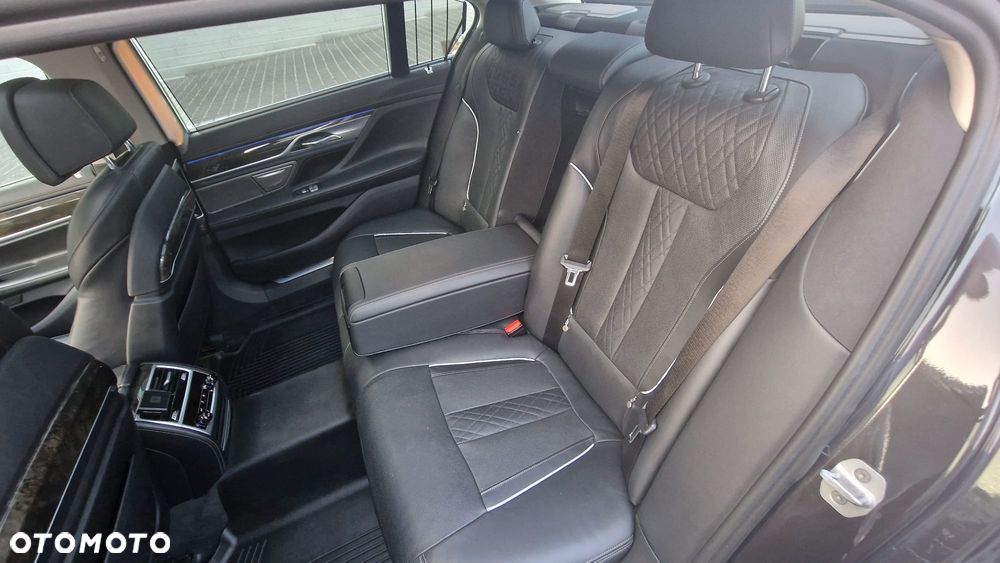 BMW Seria 7 750i xDrive - 22