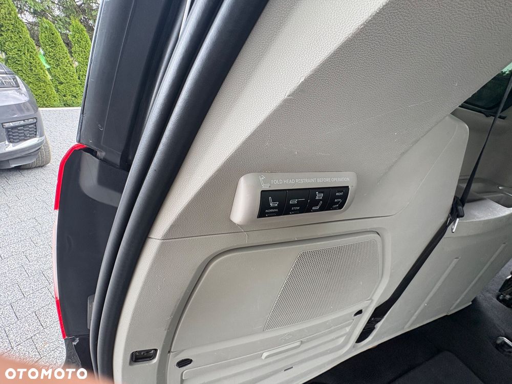 Chrysler Town & Country - 23