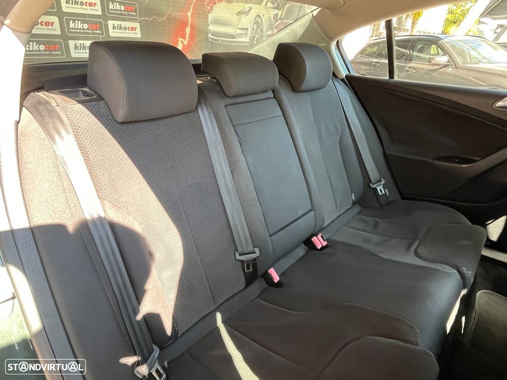 VW Passat 2.0 TDI Highline - 40