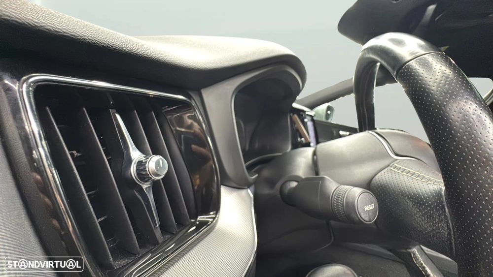 Volvo XC 60 2.0 T8 PHEV R-Design AWD - 9