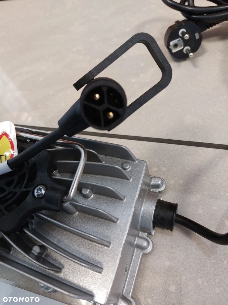 Prostownik do wózka elektrycznego 8A - 3