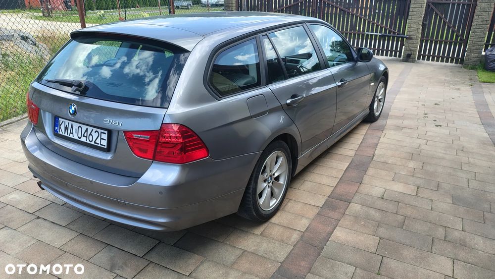 BMW Seria 3 318i - 4