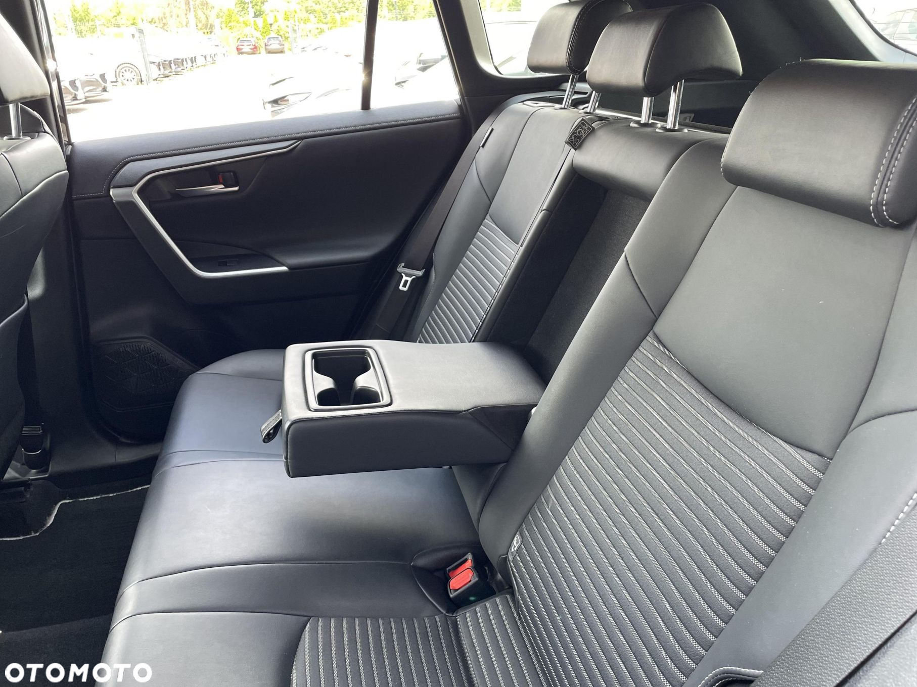Toyota RAV4 2.5 Hybrid Black Edition by JBL 4x4 - 16