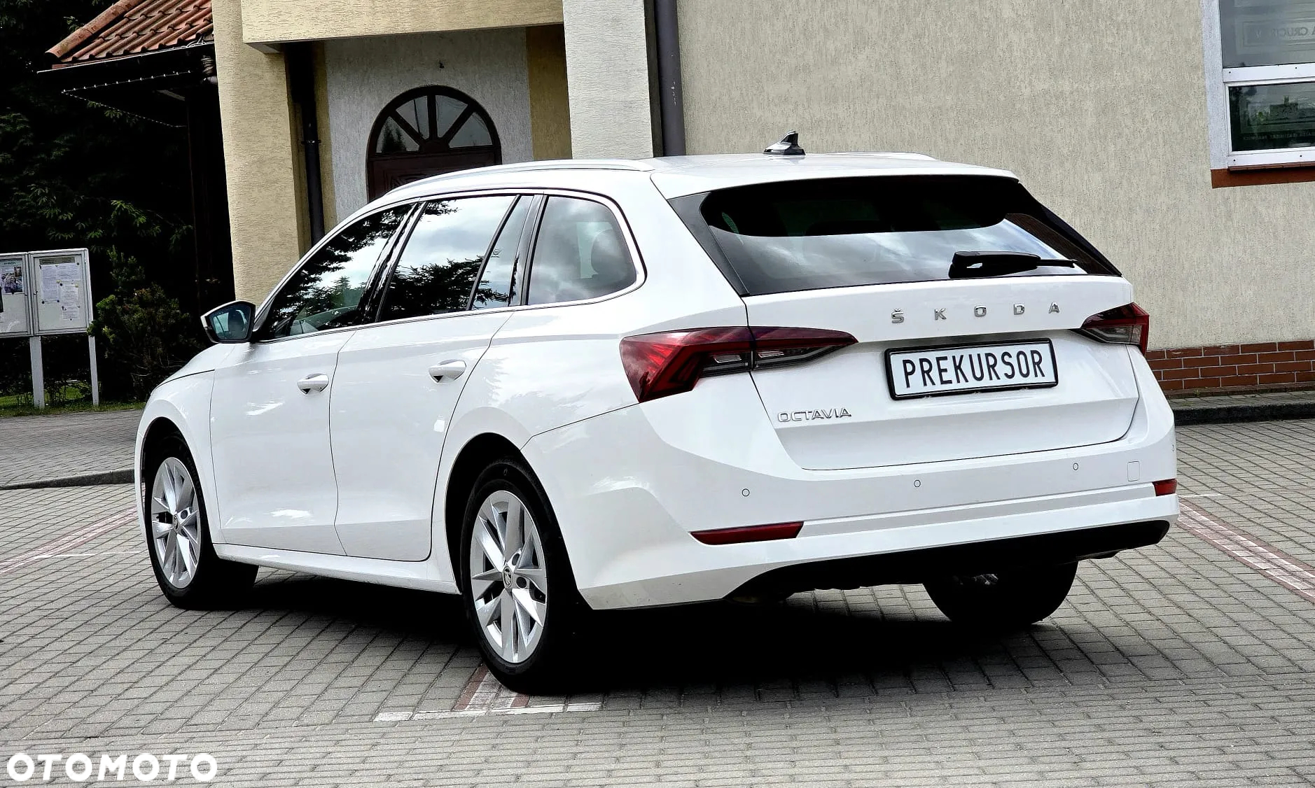 Skoda Octavia Combi 2.0 TDI DSG First Edition - 9