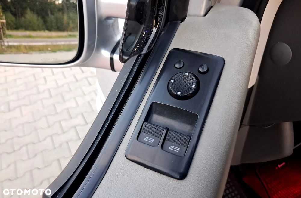 Volkswagen Caravelle - 18