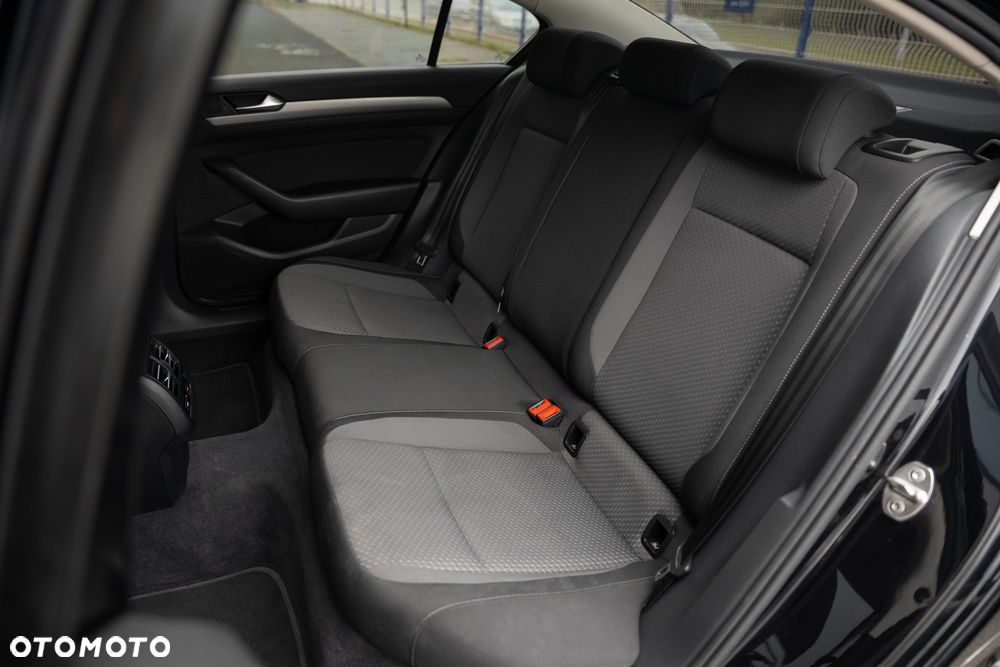 Volkswagen Passat 1.6 TDI BMT Trendline - 35