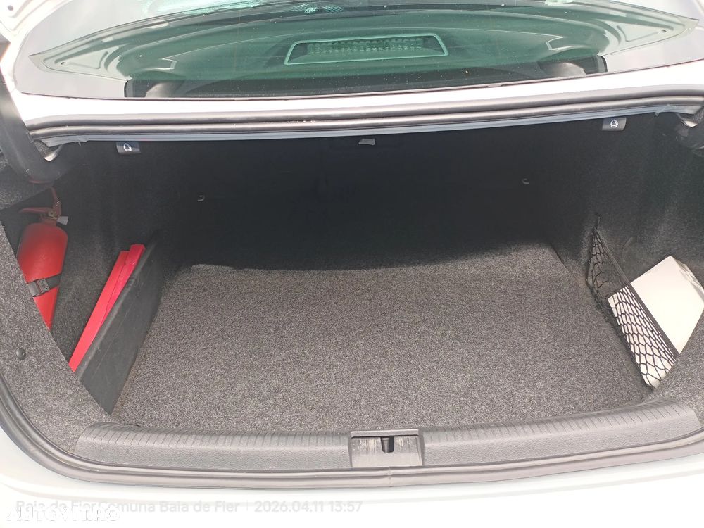 Volkswagen Jetta 2.0 TDI Comfortline - 10