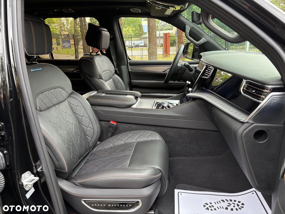 Jeep Grand Wagoneer - 20