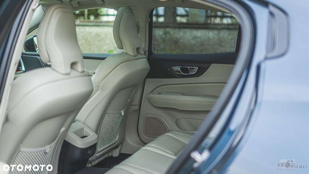 Volvo S60 B5 B AWD Plus Dark - 16