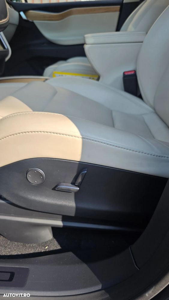 Tesla Model X - 23
