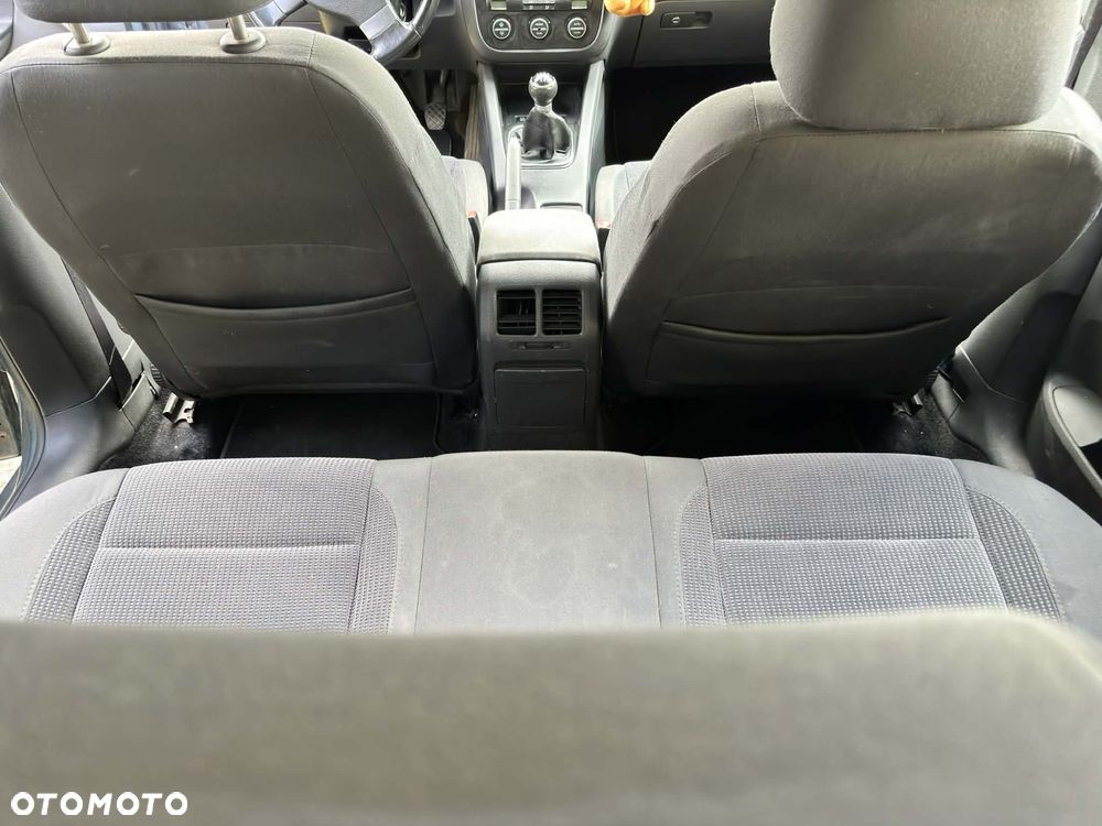 Volkswagen Jetta 1.6 FSI Comfortline - 24