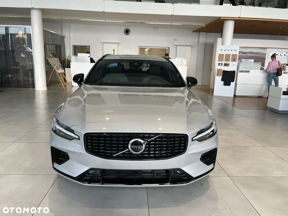 Volvo V60 T6 AWD Plug-In Hybrid Plus Dark - 2