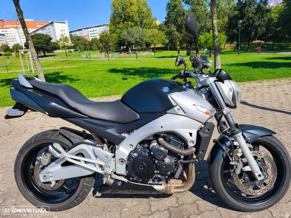 Suzuki GSR 600 - 8