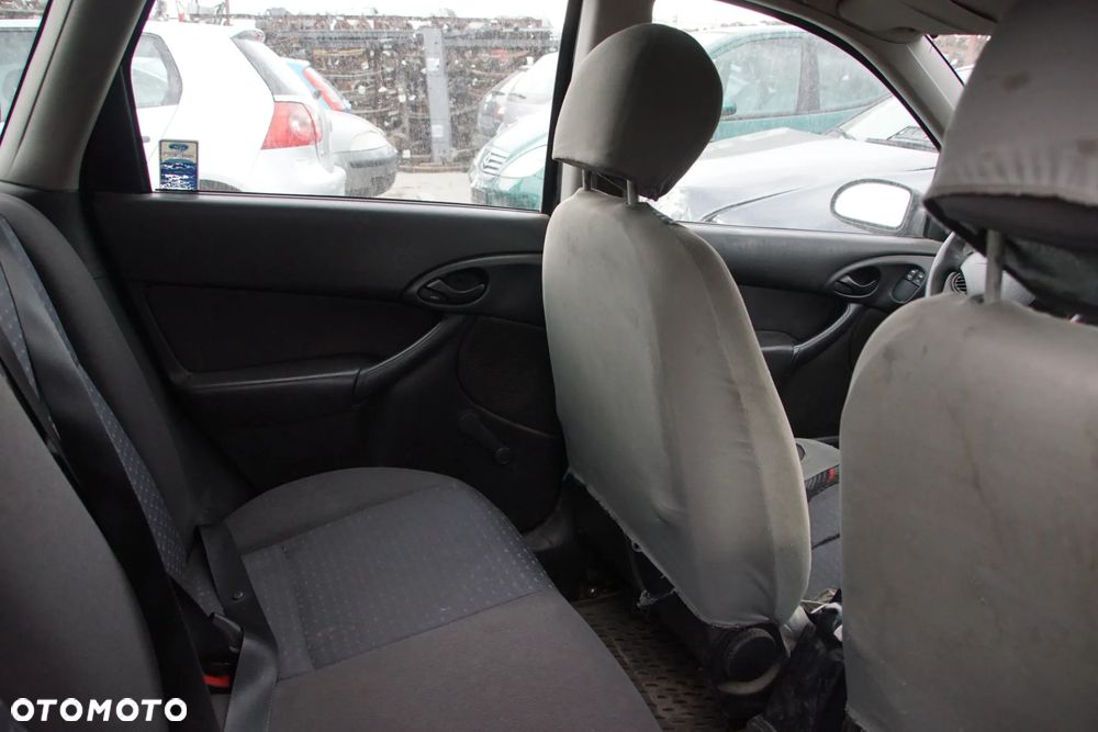Auto na części - Ford Focus MK1 Lift 1.8 TDCI 101 KM FFDA 2S4R-7002-PB Deep Navy 2004R Silnik Skrzynia Drzwi Maska Błotnik Klapa Zderzak Lampa Lusterko Klamka Szyba Deska Kokpit Sterownik Moduł Czujnik Licznik Panel Kierownica - 16