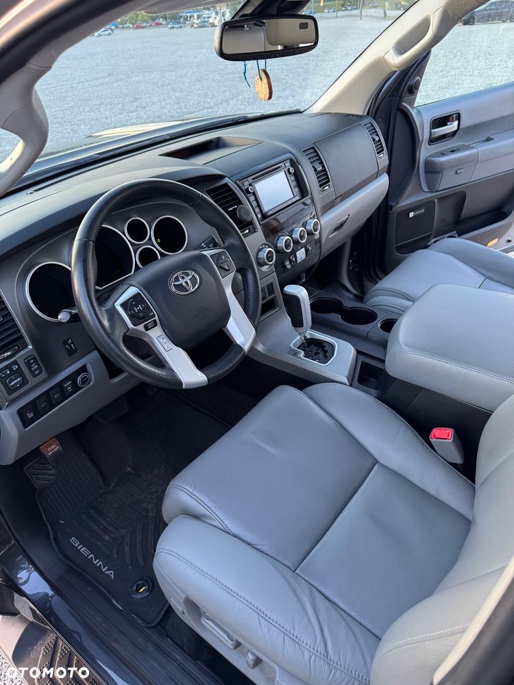 Toyota Sequoia - 18