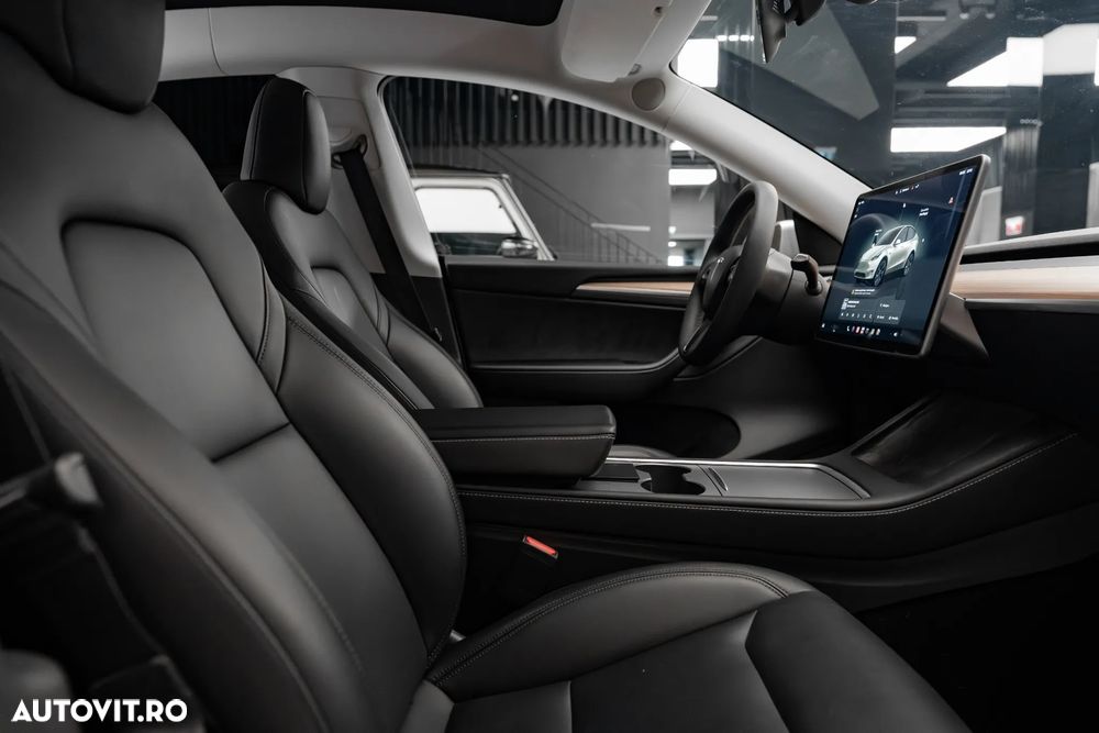 Tesla Model Y Long Range AWD - 33