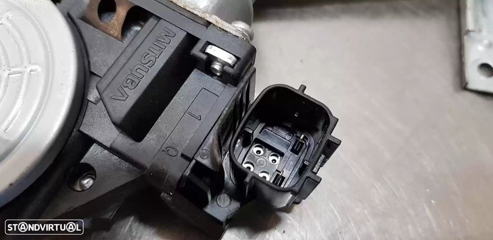 ELEVADOR DE VIDRO TRASEIRO DIREITO NISSAN JUKE 2013 -827201U600 - 2