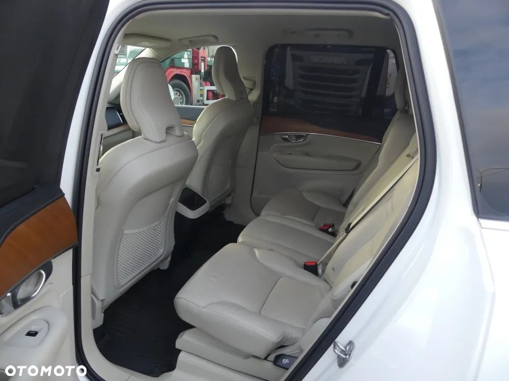 Volvo XC 90 - 9
