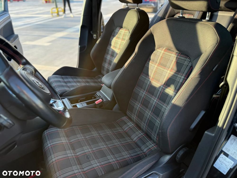 Volkswagen Golf - 20