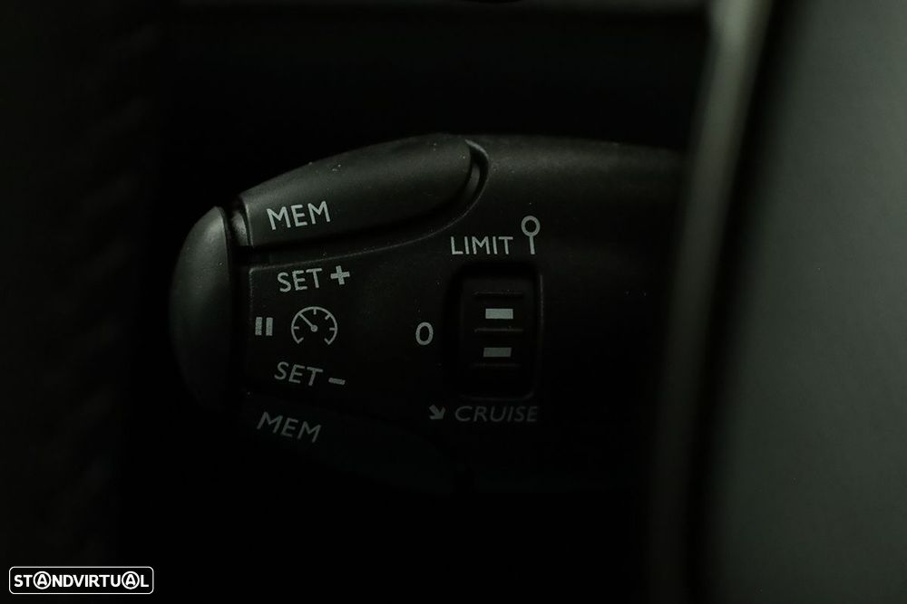 Peugeot 2008 1.2 PureTech Allure EAT8 - 19