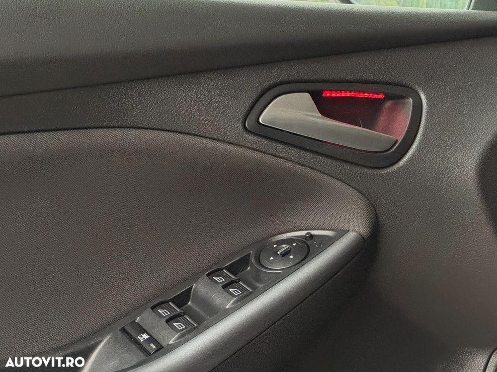 Ford Focus Turnier 1.6 TDCi DPF Titanium - 12