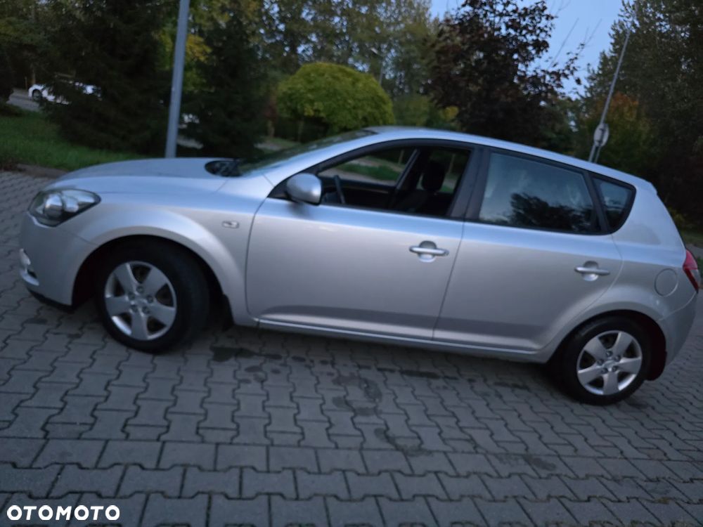 Kia Ceed 2011 photo 2