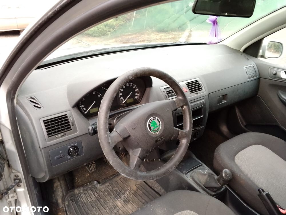 Skoda Fabia 6Y (99-04r.) 1.2 B 54KM. Silnik AWY/BMD Skrzynia GSH/GKS/GER/GDN/FSP lakier LF7T/9102/F7T. Cały na części. GWARANCJA !!!  Przód Tył Zestaw Komplet Drzwi Klapa Zderzak Błotnik Maska Grill Atrapa Szyba Pas Lampa Lusterko Boczki Fotel Kanapa Kokpit Deska Rozdzielcza Przełącznik Włącznik Sterownik Przewody Wiązka Instalacja Moduł Komputer Czujnik Listwa Pompa Alternator Wtryski Głowica Rozrusznik Kompresor Sprzęgło Dwumas Silnik Skrzynia ABS Klimatyzacji Paliwa Wspomagania Kolektor Turbina Przepustnica Zawór Chłodnica Koło Hak Belka Sanki Zawieszenie Mcpherson Półoś Amortyzator Wydech Tłumik Zacisk Most - 8