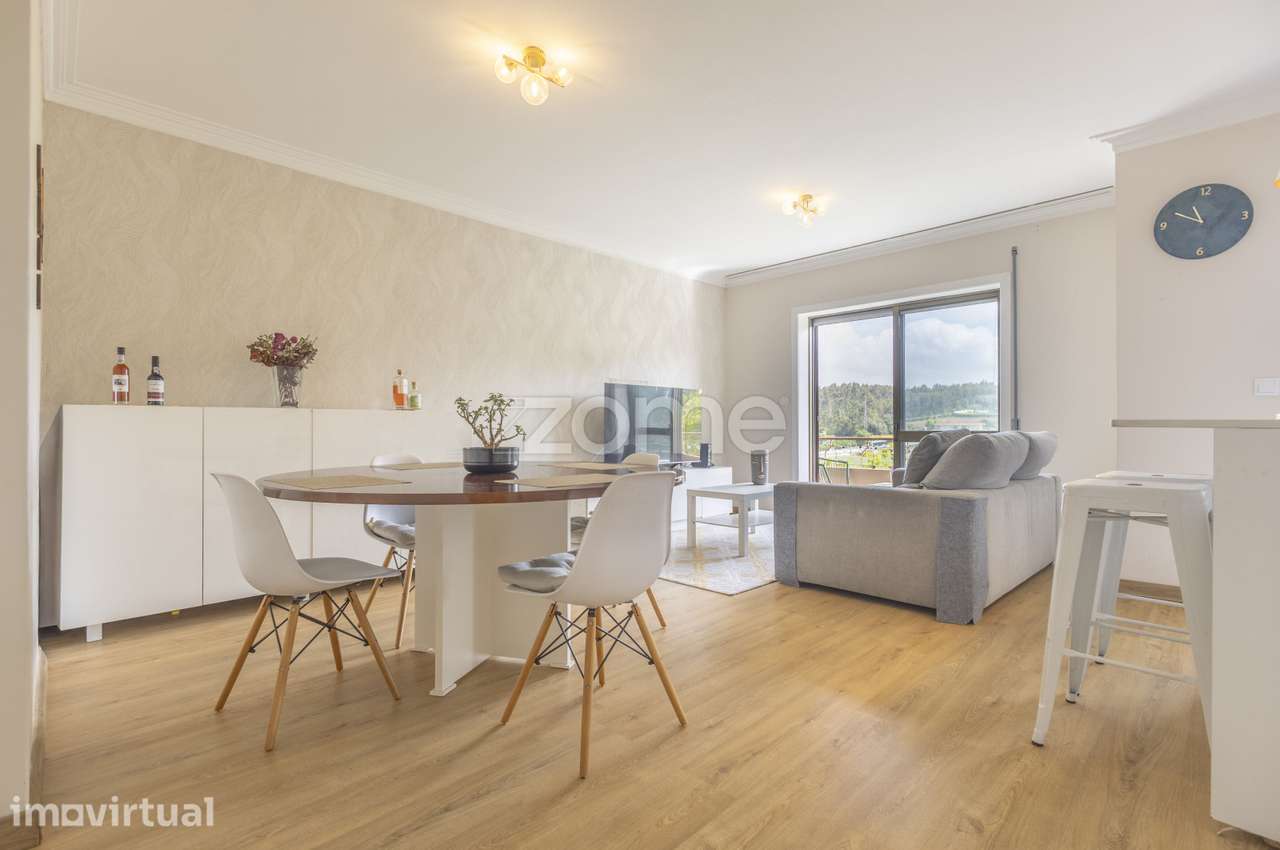 T2 Renovado com 3 Varandas, Garagem e Vista Verde | Maia - Grande imagem: 3/22