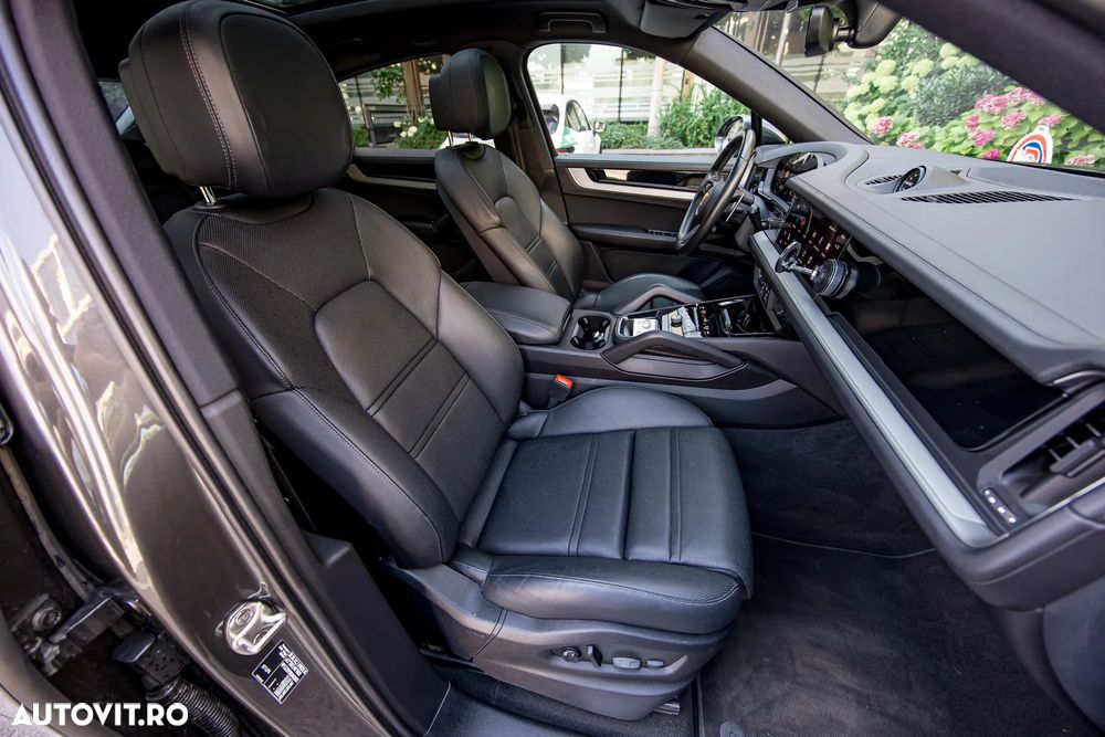 Porsche Cayenne Coupe E-Hybrid - 38
