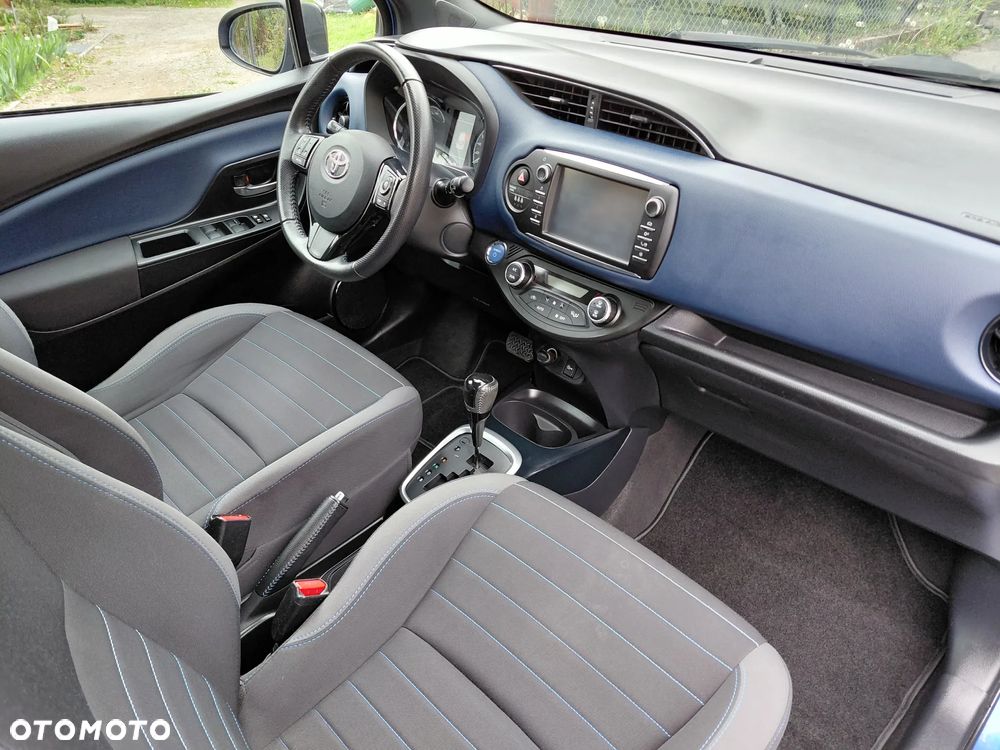 Toyota Yaris Hybrid 100 Selection Platinum - 16