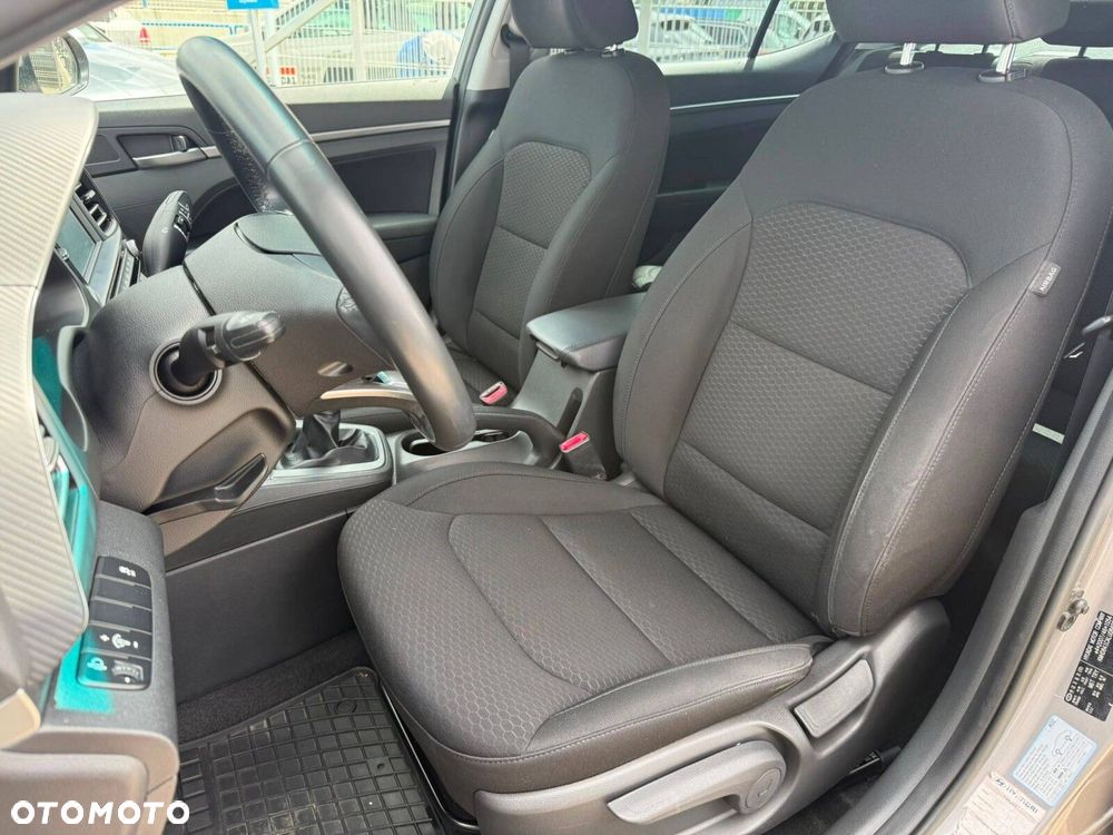 Hyundai Elantra 1.6 Comfort - 12
