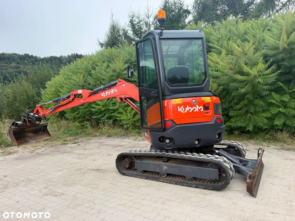 Kubota U27 Minikoparka koparka gąsienicowa 2.8 tony. jak Nówka sztuka z salonu! 2017 rok. 1570mtg. Przywieziona z Gospodarstwa Norweskiego! Zadbana Maszyna ani deka luzów i wycieków. Aktualna Dekra dokumentacja BMWT! Łyżka skarpowa uchylna Hydrauliczna! Szybka wolna jazda. Zamki na tłokach. Wersja Norweska!! OKAZJA Tanio - 36