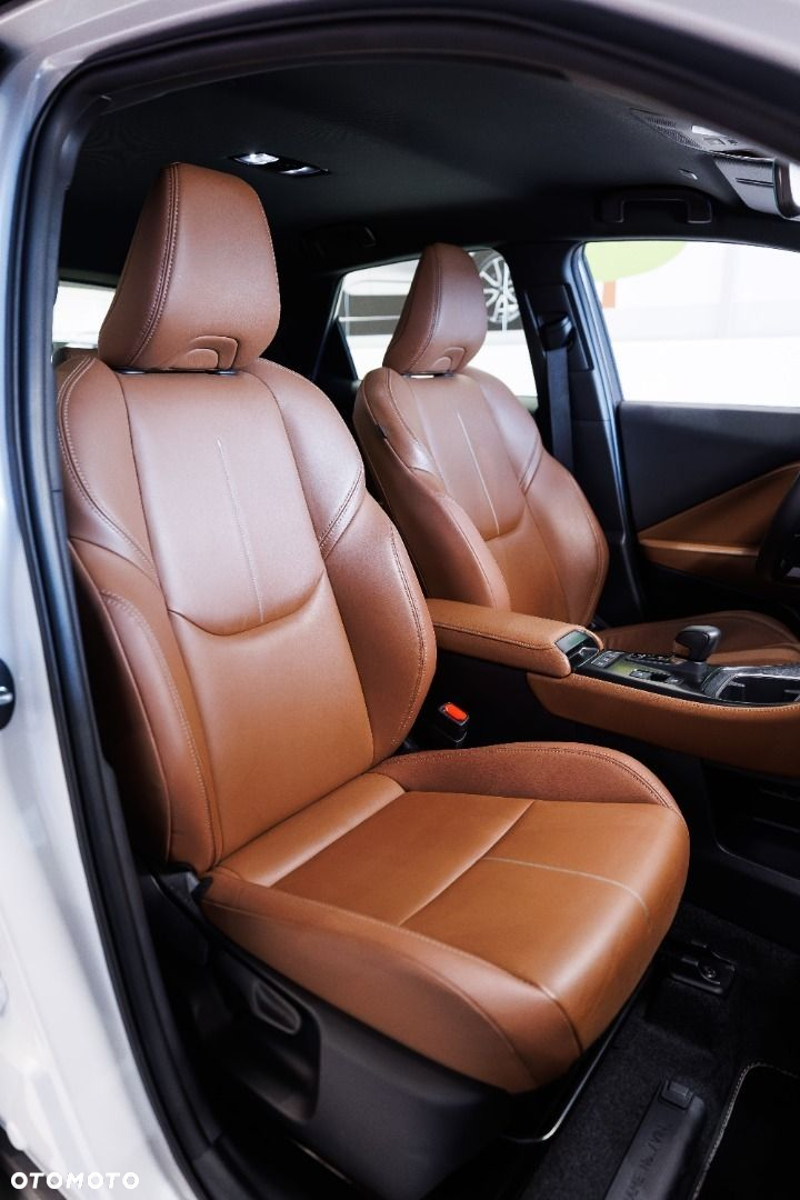 Lexus LBX - 13