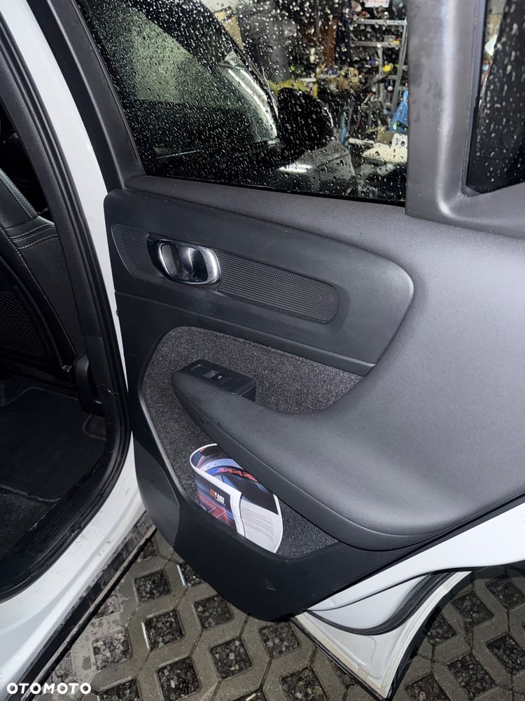 Volvo XC 40 T3 Momentum Pro - 27