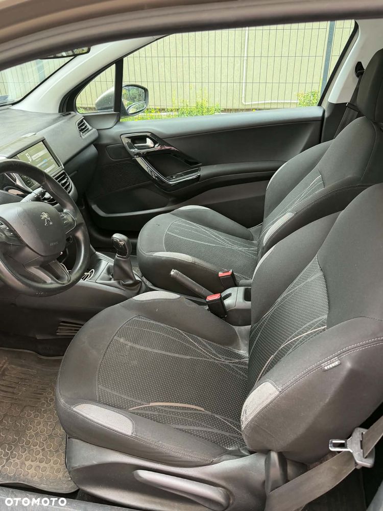 Peugeot 208 - 10