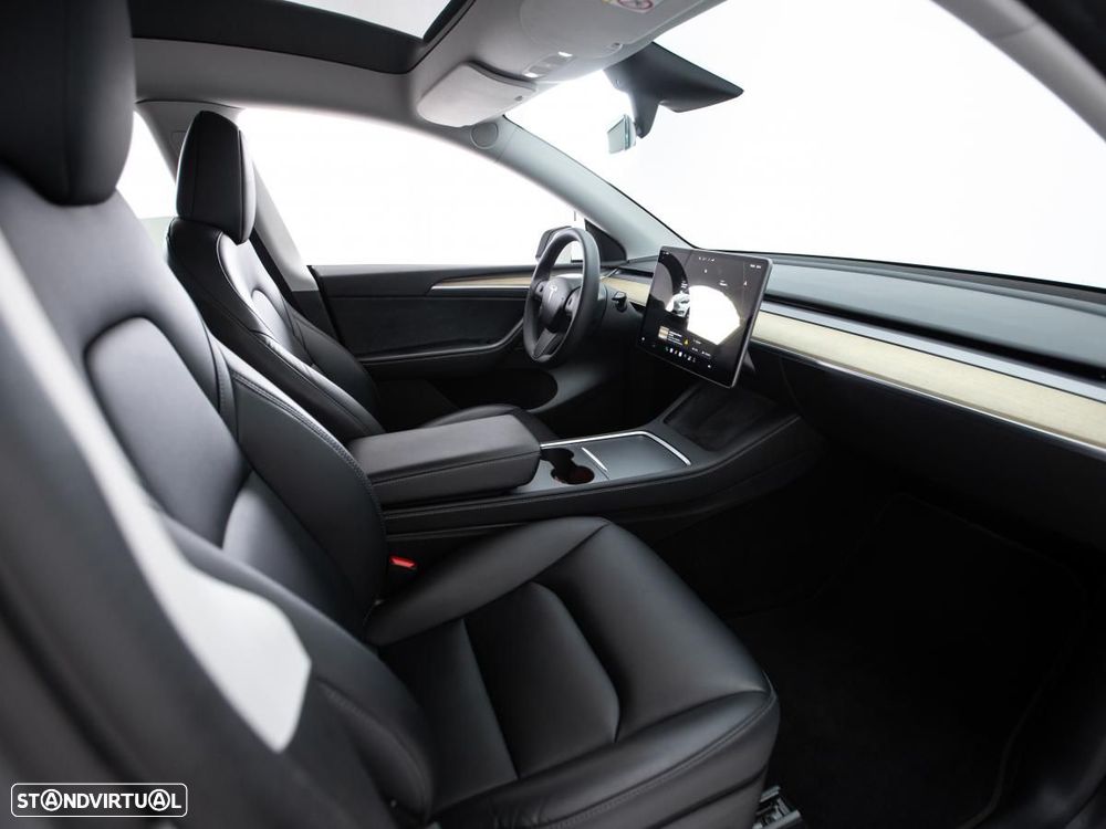 Tesla Model Y RWD — fotografia 9