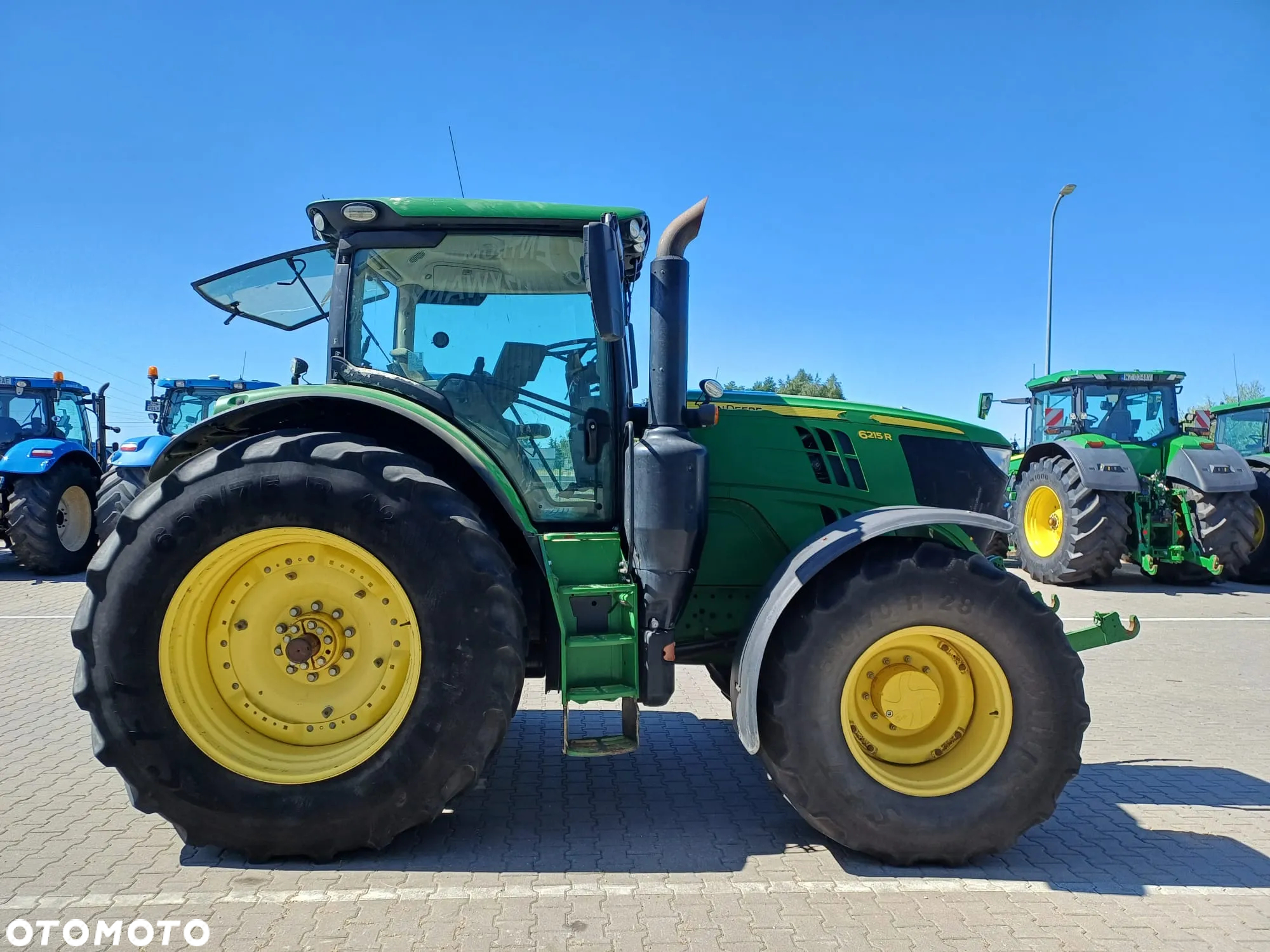 John Deere 6215R - 6