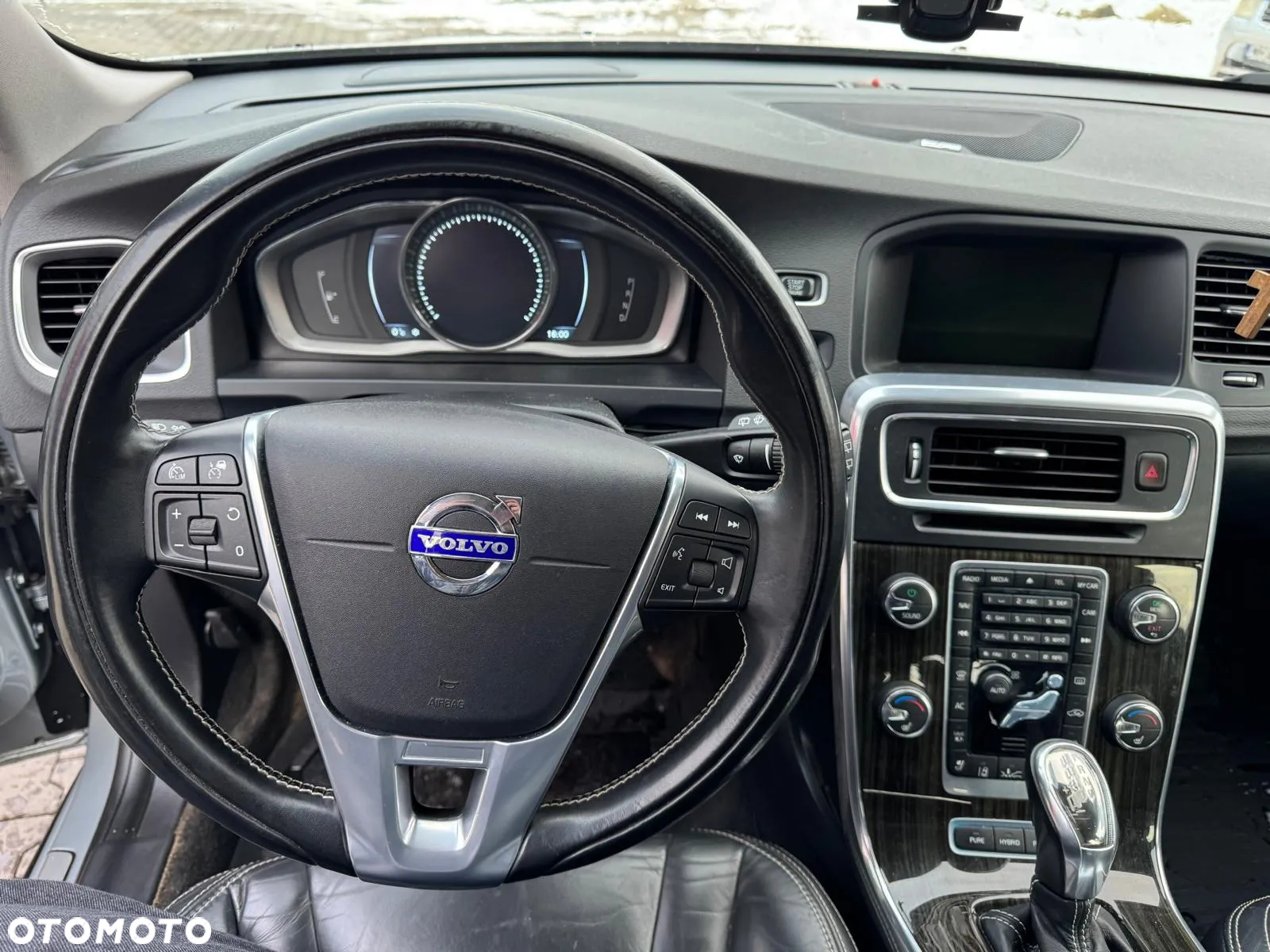 Volvo V60 D6 AWD Plug-in Hybrid R-Design Summum - 13