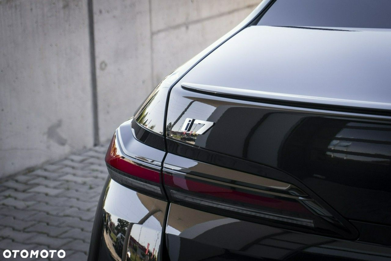 BMW i7 - 24