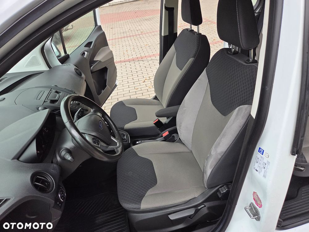 Ford Transit Courier - 13
