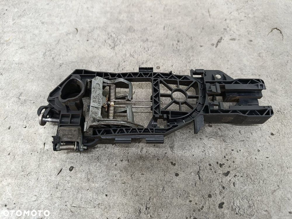 PODSTAWA KLAMKI PRAWY PRZÓD VW PASSAT B6 3C0837886G - 3