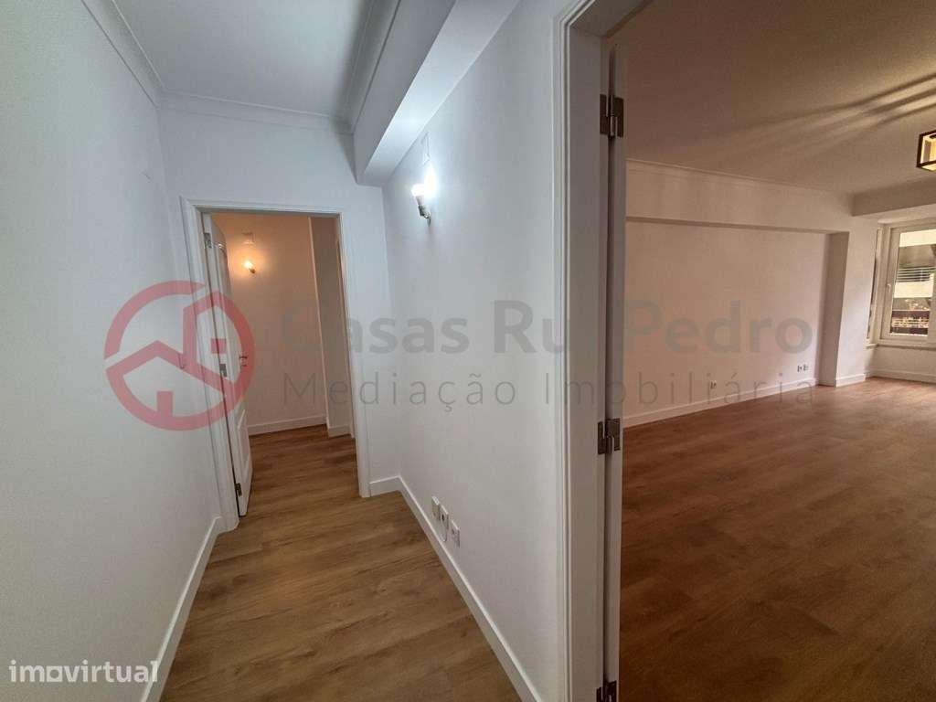 Apartamento T3 remodelado, com parqueamento e arrecadação, na Estra... - Grande imagem: 3/27