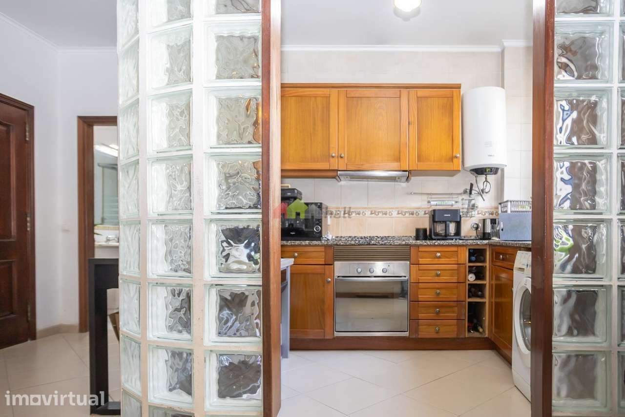 T1 remodelado com garagem, quintal e churrasqueira – Baixa da Banheira - Grande imagem: 4/25