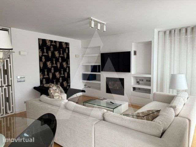 Apartamento T3 Duplex, semi-mobilado, localizado no centro de Aveiro - Grande imagem: 2/16