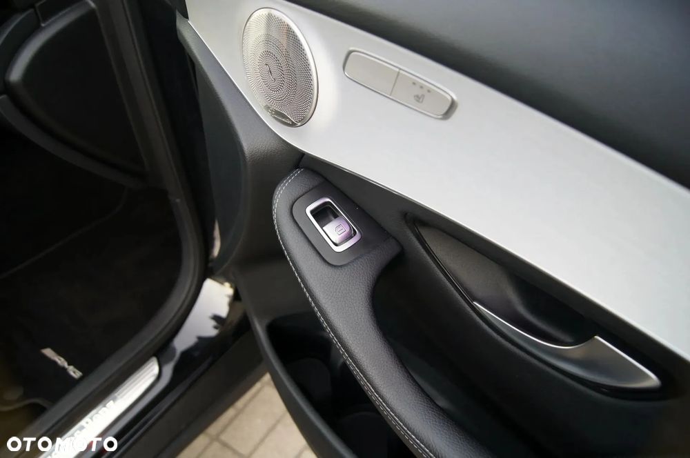 Mercedes-Benz GLC 300 e 4Matic 9G-TRONIC AMG Line Plus - 32